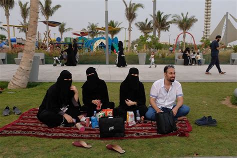 women traveling to saudi arabia